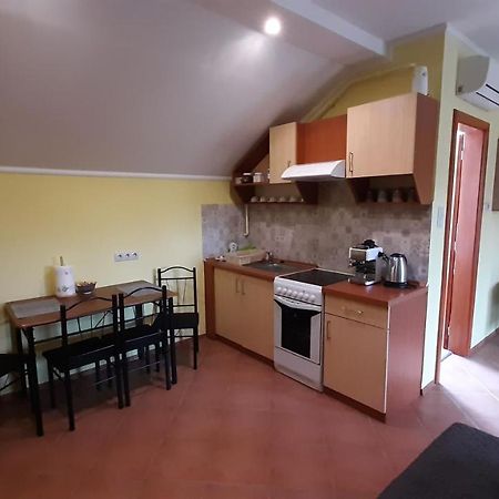 Rozmaring Apartmanok Дьюла Экстерьер фото