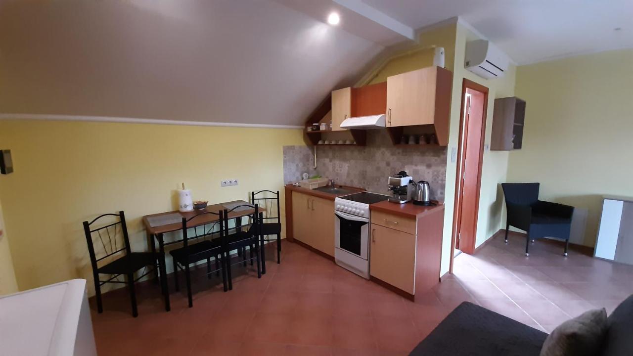 Rozmaring Apartmanok Дьюла Экстерьер фото