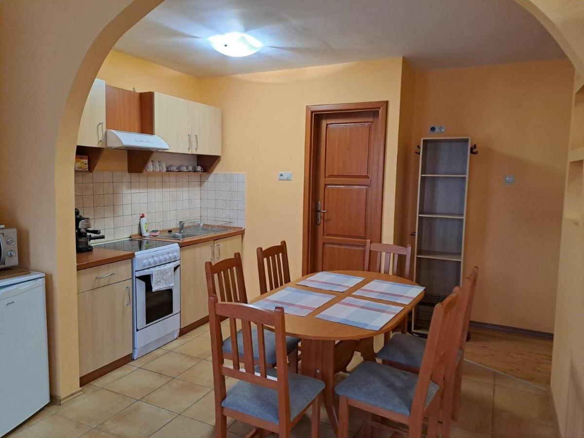 Rozmaring Apartmanok Дьюла Экстерьер фото