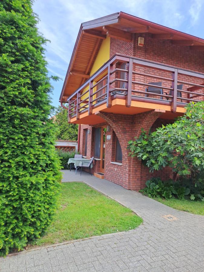Rozmaring Apartmanok Дьюла Экстерьер фото