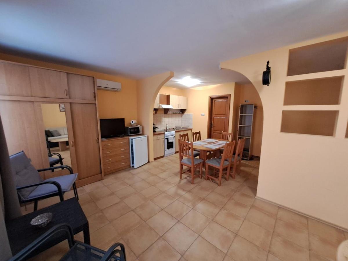 Rozmaring Apartmanok Дьюла Экстерьер фото