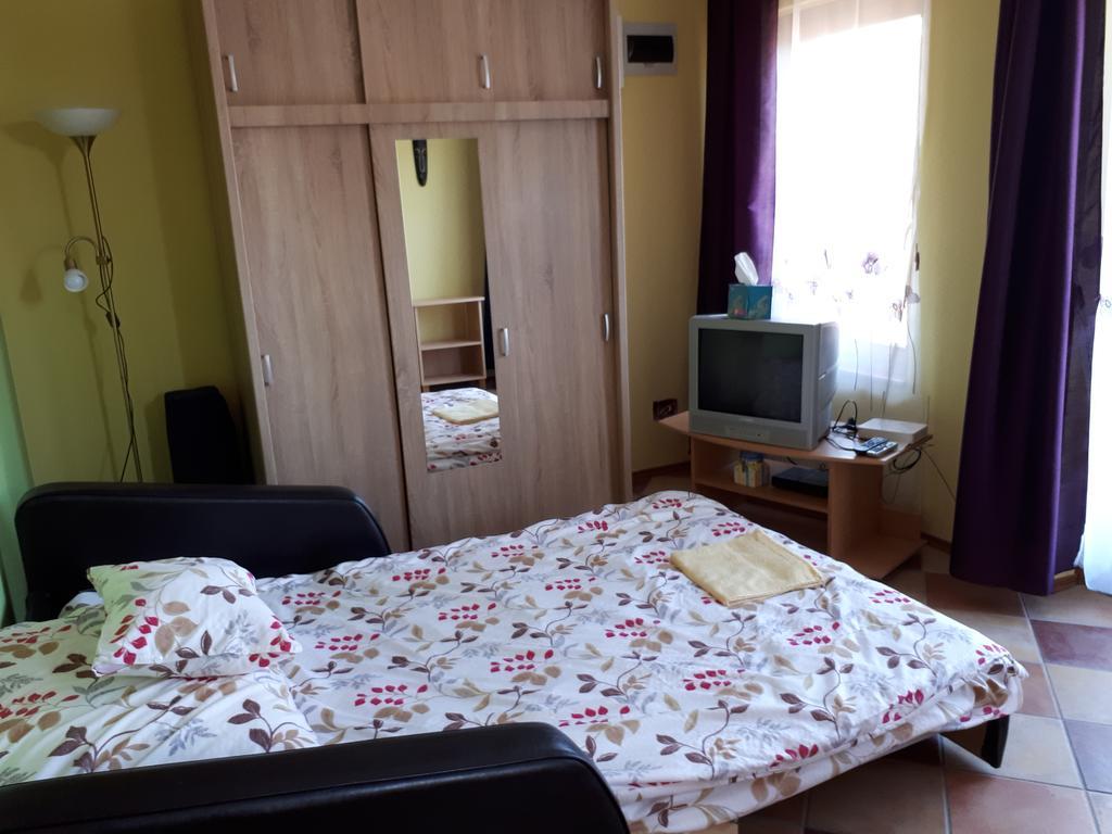 Rozmaring Apartmanok Дьюла Экстерьер фото