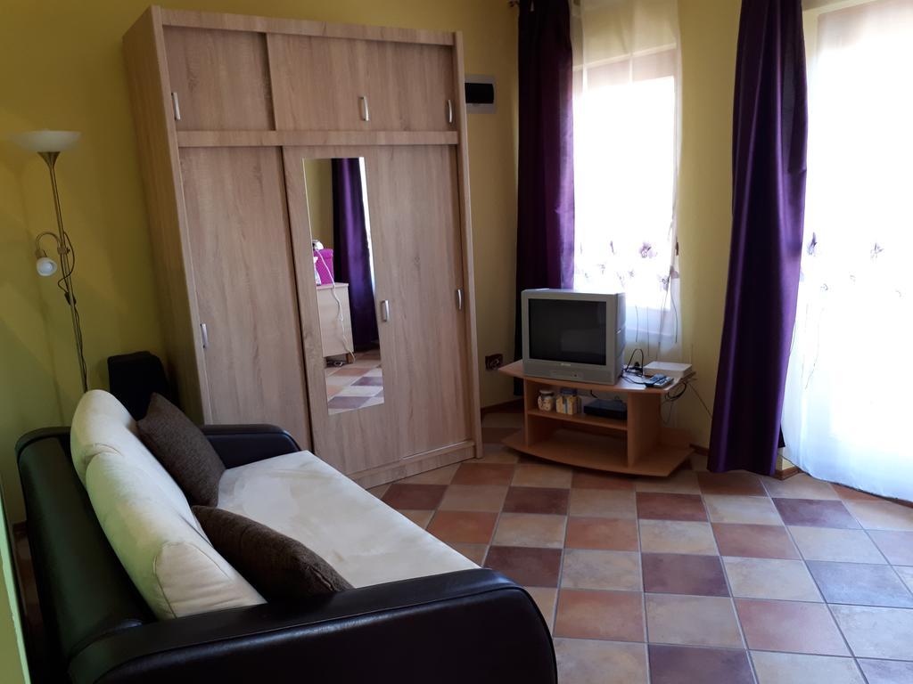 Rozmaring Apartmanok Дьюла Экстерьер фото
