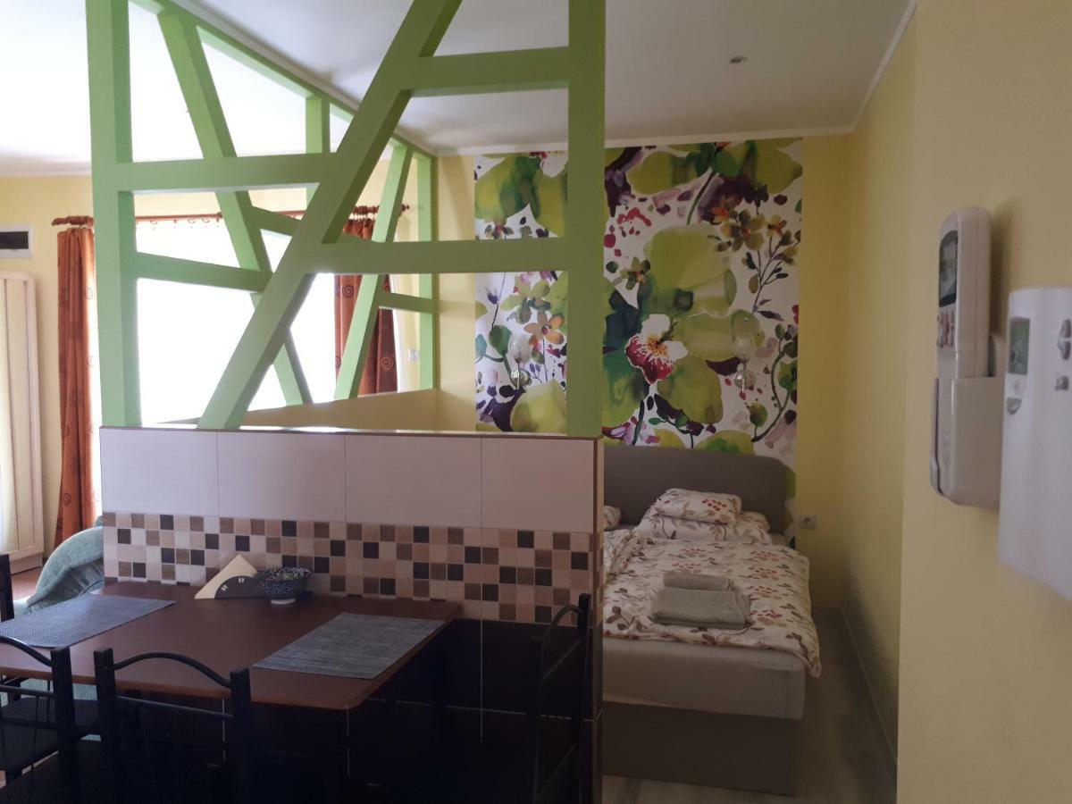 Rozmaring Apartmanok Дьюла Экстерьер фото