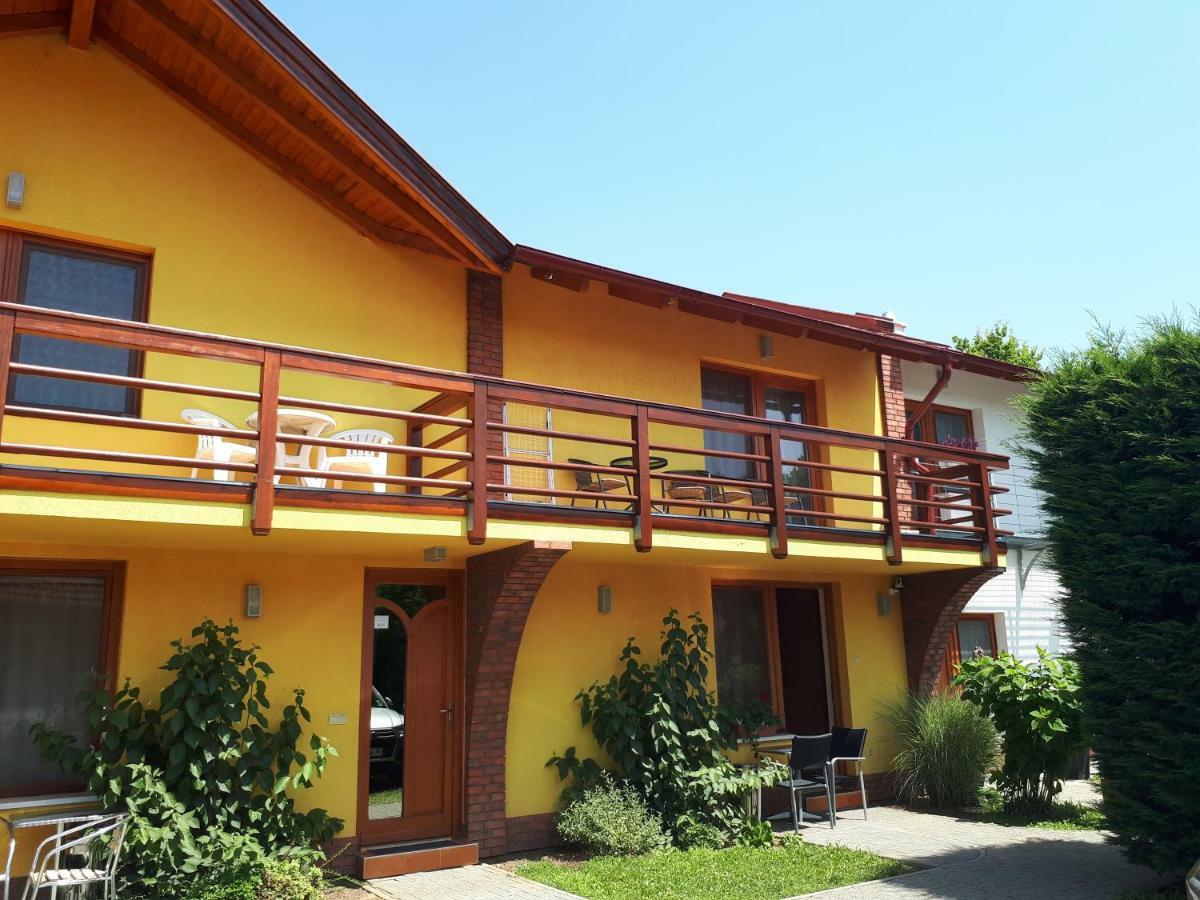 Rozmaring Apartmanok Дьюла Экстерьер фото